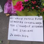 Fiori e candele davanti all'Ambasciata di Mosca a Roma5