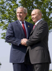 Putin e Bush si stringono la mano al G8
