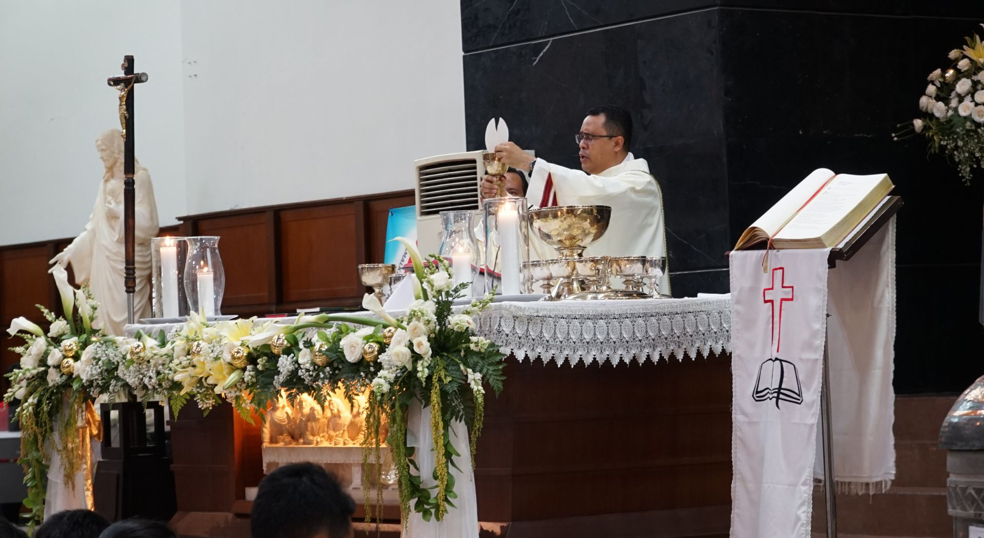 Sacramenti, sacerdote celebra l'eucarestia