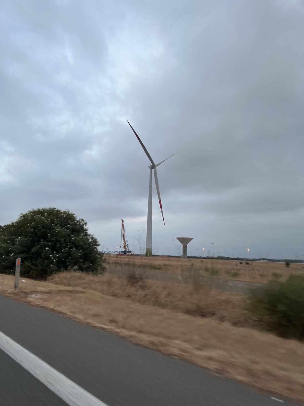 Le mostruose pale eoliche erette in Sardegna